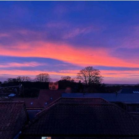 Sunset View, 2 Bedrooms In The Heart Of Holt With Parking Exterior foto
